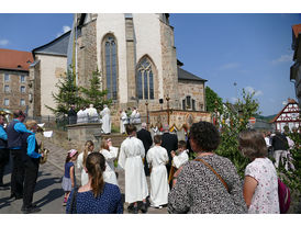 Fronleichnamsprozession durch die Straßen von Naumburg (Foto: Karl-Franz Thiede)